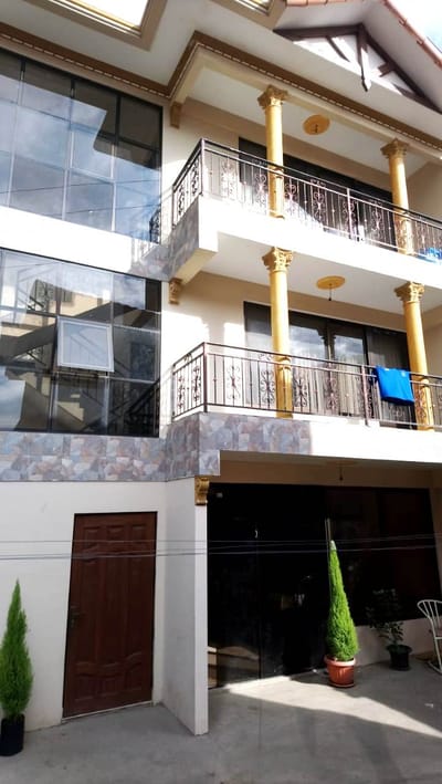 CASA 3 PLANTAS CON DEPTOS 