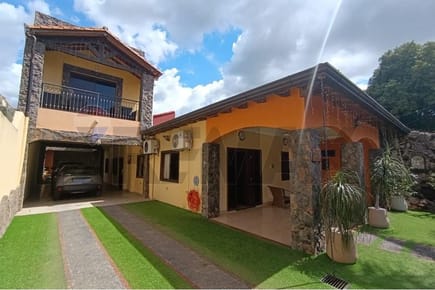 VENDO HERMOSA Y AMPLIA RESIDENCIA EN LAMBARE