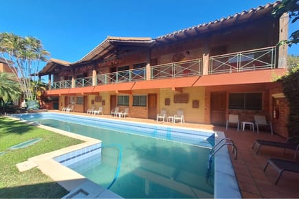 Alquilo hotel en pleno Villamorra de alta infraestructura.