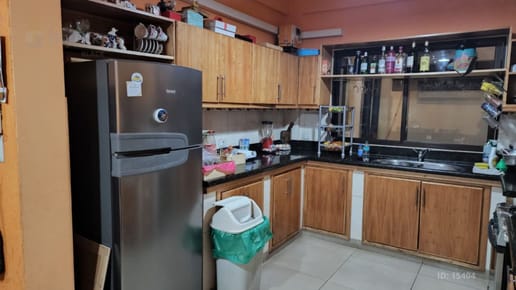VENDO CASA CON SALÓN COMERCIAL EN GUARAMBARÉ 