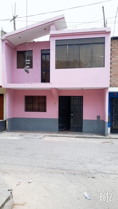 SI CUENTA CON TITULO;  LA CASA ES DE 90 M2, ESTAS CONSTRUIDA 45 M2 HASTA 2 PISO.