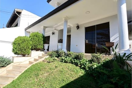 VENDO LUJOSA CASA UBICADA EN LA CIUDAD DE FERNANDO DE LA MORA ZONA LAGUNA SATI