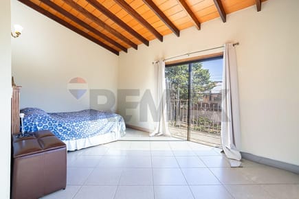 Casa con 4 Dormitorios y amplio patio en Lambaré