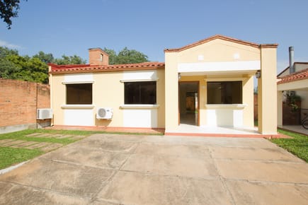 vendo chalet en luque  en barrio cerrado 