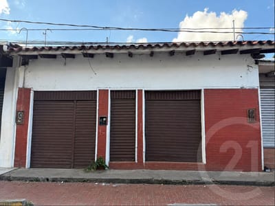 Casa con tiendas en Venta Zona Mercado los Pozos