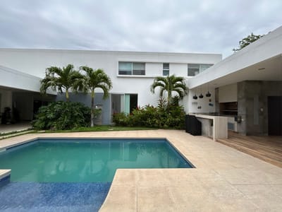 CASA EN VENTA CON PISCINA Y SUITE EN PLANTA BAJA