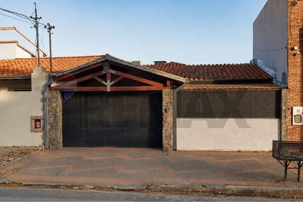 Casa en venta con salida a dos calles zona Canal 13.