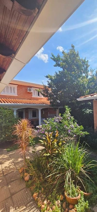 Vendo casa en Barrio Herrera  con 250 m2 construidos.