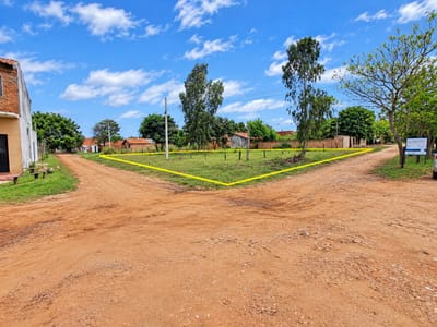 VENDO 4 TERRENOS CONTIGUOS DE ESQUINA A ESQUINA CON CASA – ISLA AVEIRO, LIMPIO