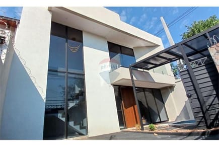 CASA EN VENTA – LAMBARÉ, ZONA MUNICIPALIDAD
