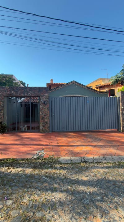 SE ALQUILA CASA EN BARRIO MBURUCURUYA