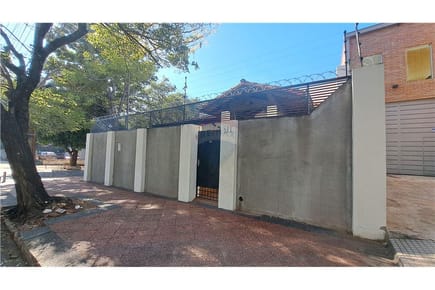 VENDO CASA REFACCIONADA EN ESQUINA EN ASUNCION
