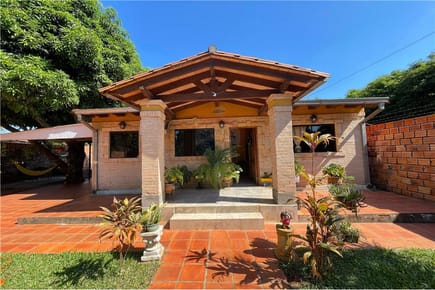 VENDO CASA EN ESQUINA EN SAN LORENZO