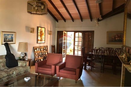Casa con amplio terreno en Los laureles