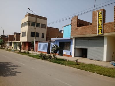 SE VENDE CASA EN PUENTE PIEDRA - ACCESO A DOS CALLES.