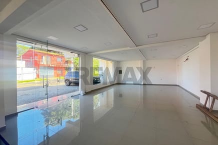 SALÓN COMERCIAL EN LUQUE LOMA MERLO
