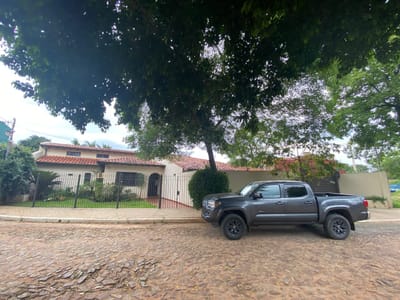 VENDO AMPLIA CASA DE UNA PLANTA CON PISCINA EN FERNANDO DE LA MORA!!!
