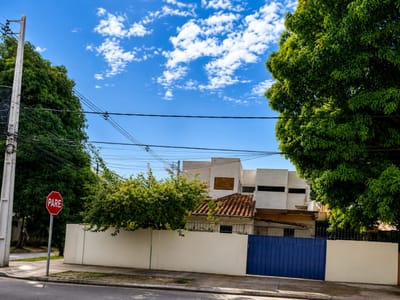 VENDO CASA EN ESQUINA EN FDO DE LA MORA ZONA SUR – A MIN. DEL MERCADO DE ABASTO