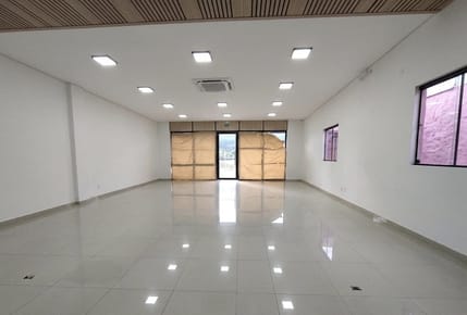 ALQUILO SALÓN COMERCIAL PREMIUM SOBRE LA AVENIDA ARTIGAS