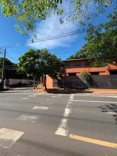 ALQUILER RESIDENCIA EN BARRIO MBURUCUYA!