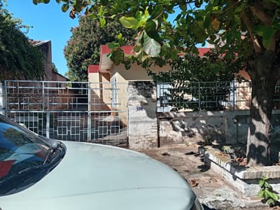 VENDO AMPLIA CASA DE 5 DORMITORIOS EN BARRIO SAJONIA
