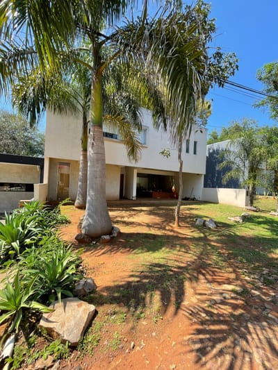 Amplia casa en venta en Barrio Cerrado de Luque