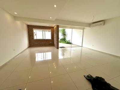 En Venta Hermosa Casa de 4 Dormitorios en Av. Piraí Zona Condominios