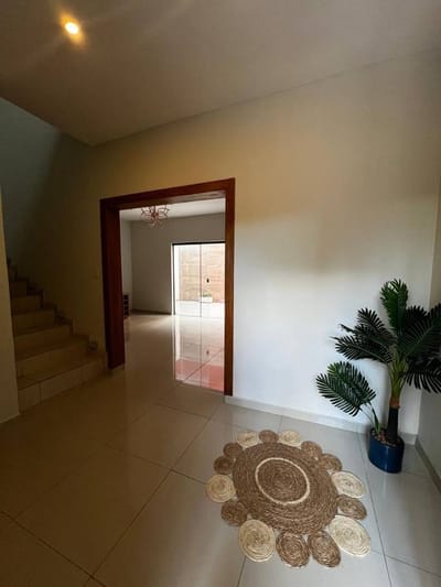 ALQUILO DUPLEX EN ESQUINA EN LAMBARÉ
