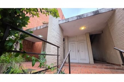 Residencia con piscina y salón comercial en Barrio San Pablo – Asunción
