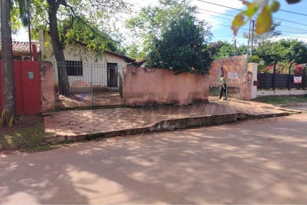 Terreno con casa a refaccionar en Guarambare