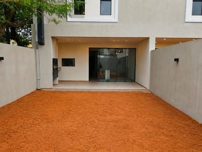 VENDO DUPLEX CON 4 DORMITORIOS EN LAMBARÉ!!!!!
