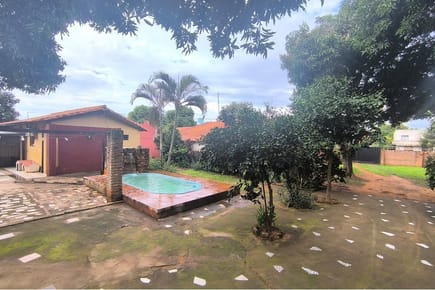 CASA CON AMPLIO TERRENO CERCA MUNI LUQUE