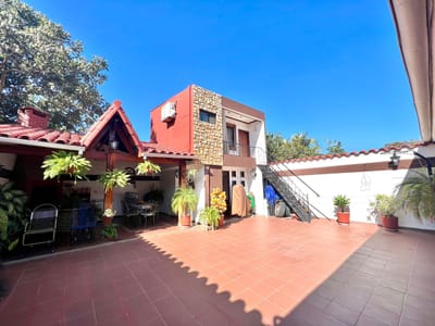 SE VENDE AMPLIA CASA EN AV VIRGEN DE COTOCA
