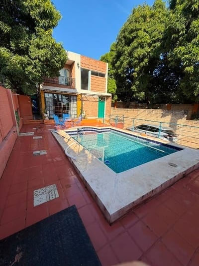 En Venta Casa con piscina en Zeballos Cué – Asunción
