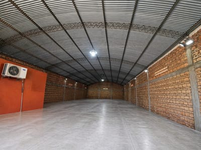 Amplio tinglado, depósito comercial en Reducto- San Lorenzo. Calle asfaltada