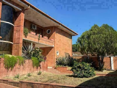 EN VENTA HERMOSA Y AMPLIA RESIDENCIA EN TRINIDAD