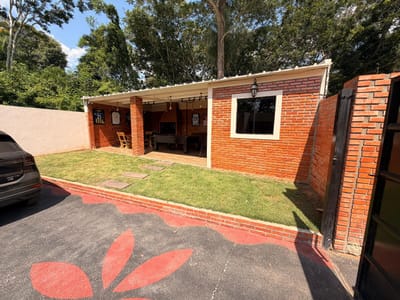 VENTA DE AMPLIA CASA EN YPANÉ