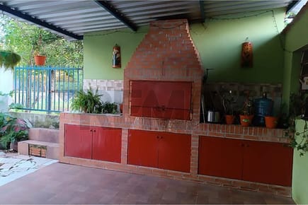 Propiedad con 3 viviendas independientes en zona Aratiri