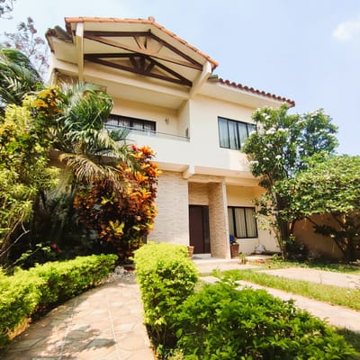 ANTICRETICO CASA AMPLIA CON PISCINA ZONA DOBLE VIA LA GUARDIA