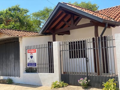 ALQUILO CHALET  EN BARRIO LOMA MERLO
