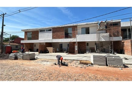 VENDO DUPLEX EN LAMBARE A PASOS DE BRUNO GUGGIARI