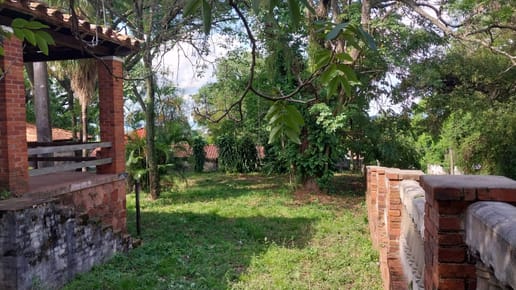 CASA COLONIAL EN VENTA EN AREGUA CERCA DEL LAGO