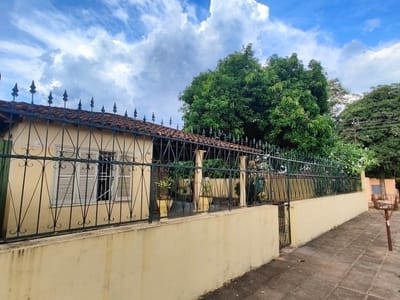 CASA EN ESQUINA EN SAN LORENZO – AMPLIOS ESPACIOS Y UBICACIÓN ESTRATÉGICA