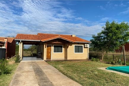 Casa amoblada en alquiler Costa Lago Areguá con piscina y patio