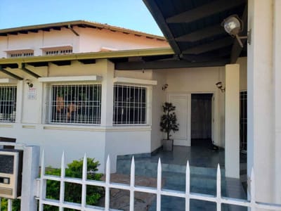 Alquilo Amplia Casa En Barrio Herrera (sin Muebles)