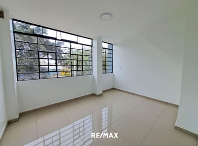 Oficina en Alquiler Espaciosa, Duplex y Estratégicamente Ubicada