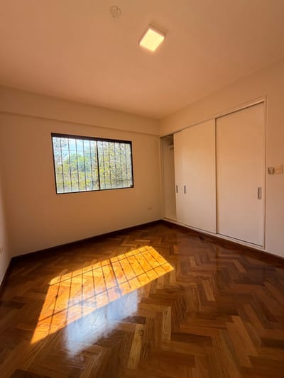 HERRERA, EN ALQUILER, HERMOSO TRIPLEX DE 3 DORMITORIOS.