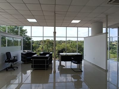 SE ALQUILA OFICINA EN PARAQVARIA II