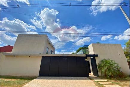 Vendo Casa de 3 habitaciones con Piscina en Lambaré zona Municipalidad 
