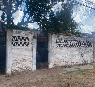CASA – TERRENO EN VENTA CON CONSTRUCCION ANTIGUA
